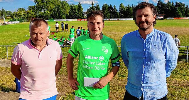 Siegerehrung: Kapitän Felix Erne von der SG Mettingen/Krenkingen (Mitte) mit Turniersponsor Axel Schmidt (rechts) und Edgar Blatter, ...