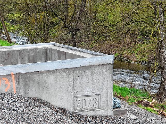 Die Zahl 2023 ist bereits am Fundament zu sehen. Ob die Schlüchtbrücke noch dieses Jahr fertiggestellt wird, ist derzeit ungewiss.