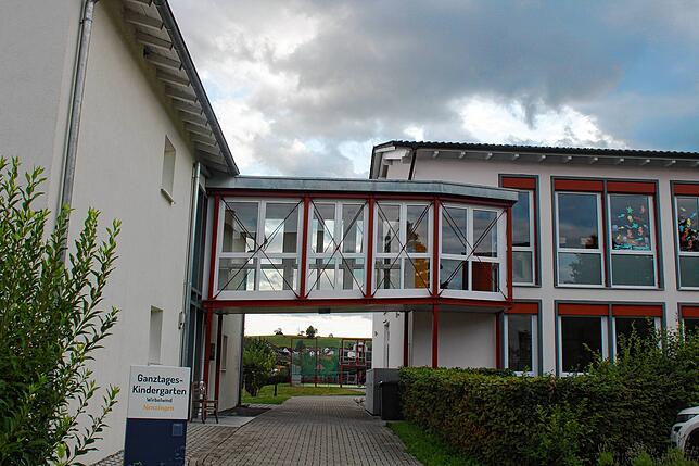 Von der Grundschule führt ein barrierefreier Übergang in den Ganztageskindergarten Wirbelwind.