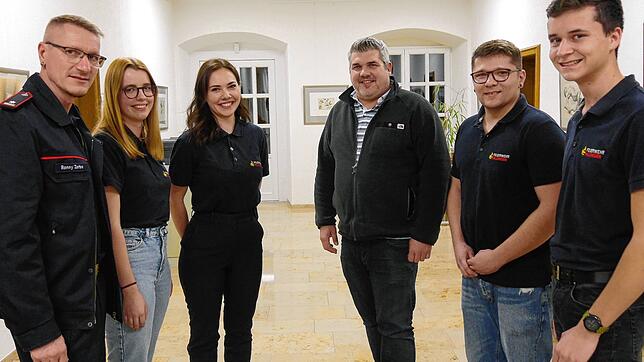 Sie bereiten die Gründung einer Jugendfeuerwehr in Hilzingen vor (von links): Der stellvertretende Kommandant der FFW Hilzingen Ronny ...
