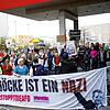 Rund 300 Demonstranten protestierten vor dem Radolfzeller Milchwerk gegen die AfD, die im Veranstaltungshaus zu einem Bürgerdialog ...