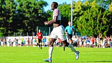 Jubel: Abdoulie Mboob feiert seinen Treffer, durch den Aufstieg in die Oberliga klargemacht werden konnte.