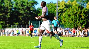 Jubel: Abdoulie Mboob feiert seinen Treffer, durch den Aufstieg in die Oberliga klargemacht werden konnte.