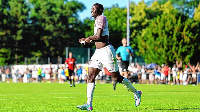 Jubel: Abdoulie Mboob feiert seinen Treffer, durch den Aufstieg in die Oberliga klargemacht werden konnte.