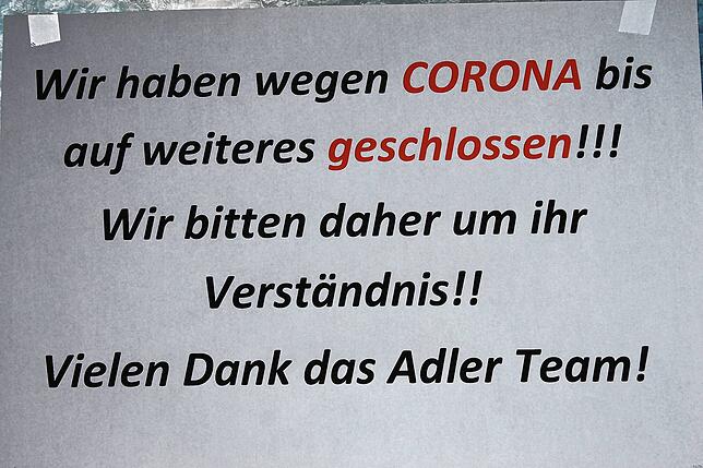 Das Gasthaus „Adler“ in Oberalpfen hat geschlossen: Dieses Schild hängt an der Eingangstüre.