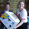 Viktoria Beck und Timea Annovazzi packen kräftig mit an.