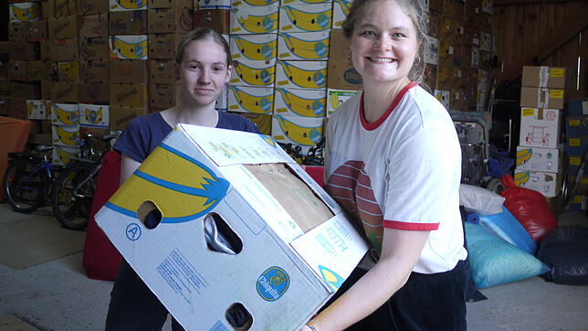 Viktoria Beck und Timea Annovazzi packen kräftig mit an.