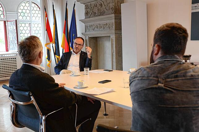 Oberbürgermeister Uli Burchardt im Gespräch mit den SÜDKURIER-Redakteuren Jörg-Peter Rau und Timm Lechler