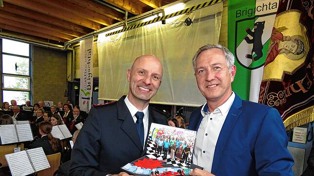 Bei der Verabschiedung von Sascha Eichkorn (links) als Kommandant der Brigachtaler Feuerwehr übergibt Bürgermeister Michael Schmitt ihm ...