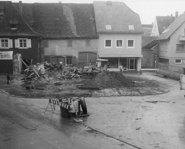 Nach etwa einem Monat sind hier die Abrissarbeiten des alten Kaufhauses, das braunes Haus genannt wurde, im Jahr 1972 fast beendet.