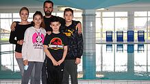 Das Schwimmbad ist ihr Lieblingsort: Familie Ibishi in Tannheim. Von links: Mutter Ramona, Tochter Maldina, Hilmi Ibishi und die Söhne ...