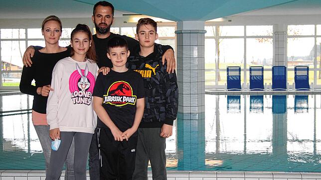 Das Schwimmbad ist ihr Lieblingsort: Familie Ibishi in Tannheim. Von links: Mutter Ramona, Tochter Maldina, Hilmi Ibishi und die Söhne ...