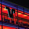 Erleuchtetes Volksbank-Logo am Standort Villingen. Erst 2020 ging das Institut mit der Volksbank Ortenau mit Sitz in Offenburg zusammen. ...