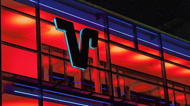 Erleuchtetes Volksbank-Logo am Standort Villingen. Erst 2020 ging das Institut mit der Volksbank Ortenau mit Sitz in Offenburg zusammen. ...