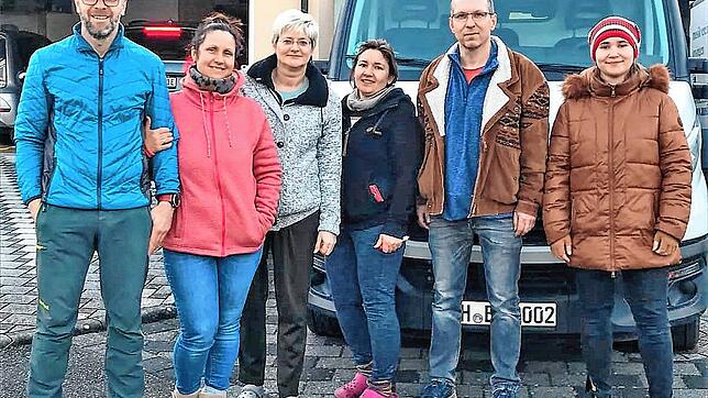 Noch in Nenzingen beim Beladen des 3,5 Tonners: Markus und Petra Bernhard, Andrea Kretzschmar, Lyubov und Ralph Stelling, Natalia ...