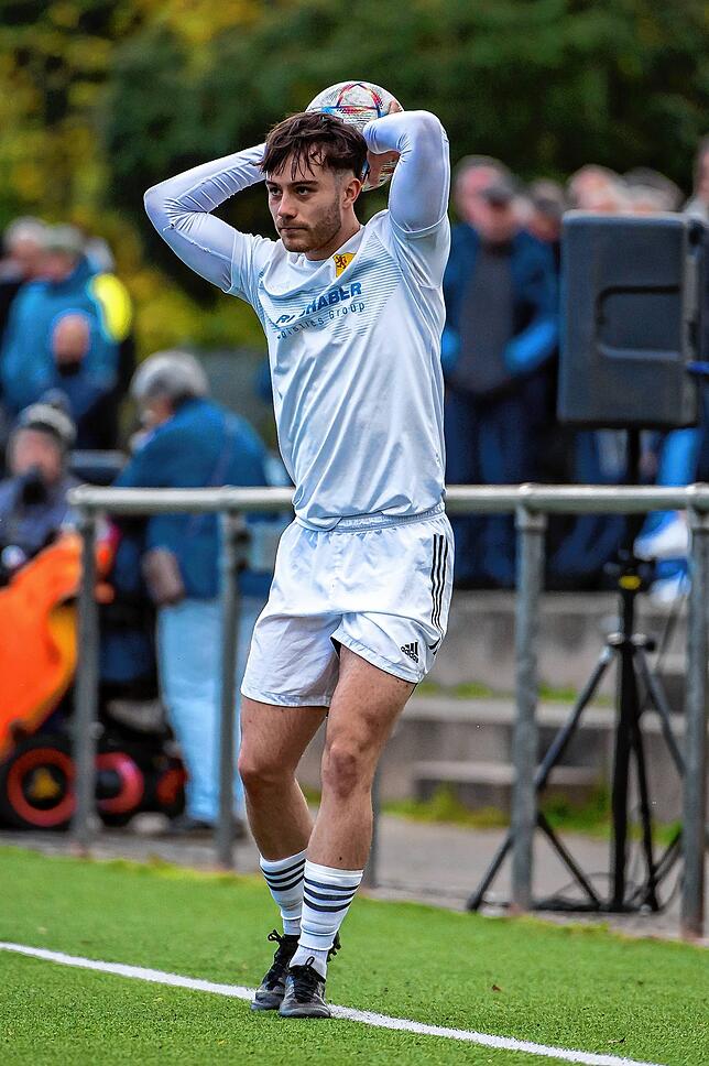 Der große Wurf: Oft hat Paul Denz für den SV 08 Landesliga noch nicht getroffen. Ausgerechnet sein Freistoß für die „Zweite“ ...