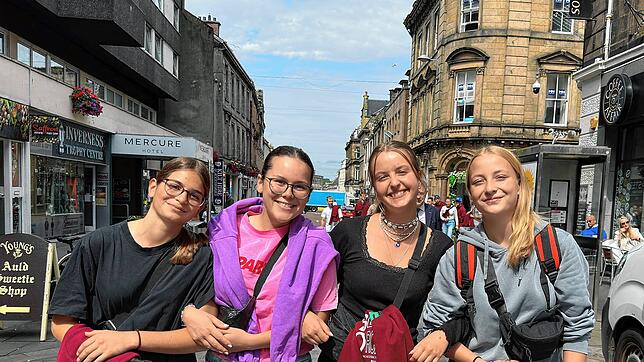 Schlendern durch Inverness: (von links) Lilli Franz, Anna Feßler, Nicola Baar und Helen Schmidt vom JBO während der Konzertreise.