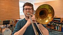 Musikschulleiter Fabian Koch in einem Unterrichtsraum. Für den Posaunisten ist der Schritt, Honorarkräfte fest anzustellen, eine gute ...