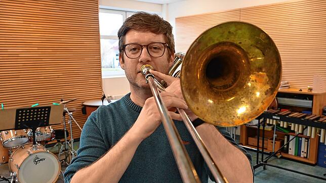 Musikschulleiter Fabian Koch in einem Unterrichtsraum. Für den Posaunisten ist der Schritt, Honorarkräfte fest anzustellen, eine gute ...
