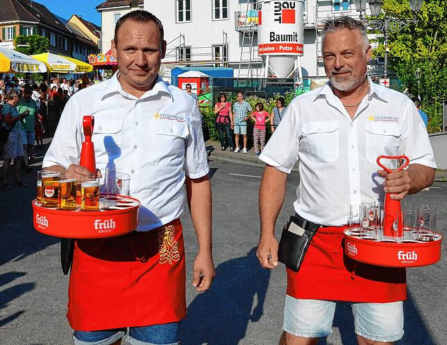 Andreas Knödler und Florian Jehle von der Freiwilligen Feuerwehr löschen den Durst des Publikums mit Kölsch-Stangen.