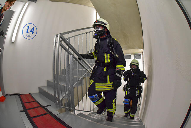 Im 14. Stock sind die Kräfte der Feuerwehrleute weitgehend verbraucht. Auf den letzten Stockwerken müssen die Ressourcen eingeteilt werden.