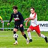 Stütze des SV Buch: Patrick Vögele, hier im Laufduell mit Fabian Zumkeller (rechts) vom FC RW Weilheim, spielt im Mittelfeld des SV Buch ...