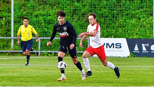 Stütze des SV Buch: Patrick Vögele, hier im Laufduell mit Fabian Zumkeller (rechts) vom FC RW Weilheim, spielt im Mittelfeld des SV Buch ...