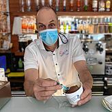 Tiziano Pampanin beim Eisverkauf. Seit 13 Jahren leitet er die Eisdiele Pampanin.