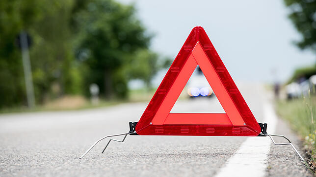 Ein Warndreieck auf einer Straße (Symbolbild). Zu einem Unfall bei den vieles Unklar ist, kam es am Samstag in Höchenschwand. Die ...