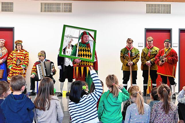 Radolfzells größte Zunft, die Narrizella Ratoldi, besucht die Teggingerschule, um den Schülern die Fasnacht näherzubringen.
