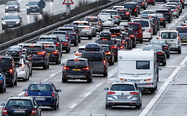 Autos stehen auf der Autobahn 8 in Fahrtrichtung München im Stau. Gerade der Verkehrssektor liegt deutlich unter den vereinbarten ...