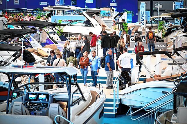 Interboot-Gäste besuchen die Neuheitenpräsentation in Friedrichshafen.