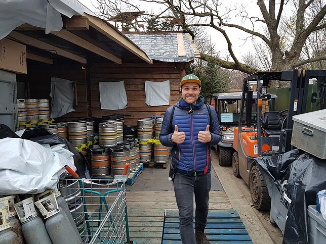 Er organisiert die Versorgung mit Speisen und Getränken: Sebastian Rademacher aus Radolfzell nimmt während des Winter Wonderland die ...