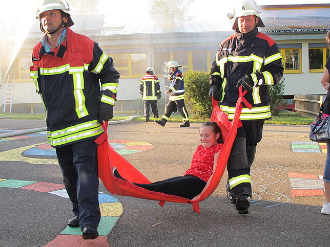 Josephine Fritz von der Schwenninger Jugendfeuerwehr mimte eine der Vermissten in der Schule. Nachdem sie über eine Leiter aus dem ...