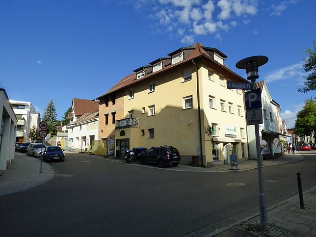 Das gelbe Haus an der Ecke Hauptstraße/Biberacherhofstraße bleibt erhalten, ebenso wie die beiden angrenzenden Häuser rechts davon in ...