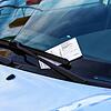 Ein Knöllchen unter dem Scheibenwischer eines Autos in der Schweiz (Symbolbild). Ein Autofahrer wurde 2019 wegen Überschreitung der ...