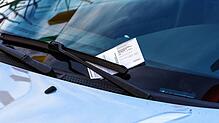 Ein Knöllchen unter dem Scheibenwischer eines Autos in der Schweiz (Symbolbild). Ein Autofahrer wurde 2019 wegen Überschreitung der ...