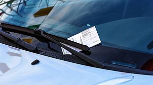 Ein Knöllchen unter dem Scheibenwischer eines Autos in der Schweiz (Symbolbild). Ein Autofahrer wurde 2019 wegen Überschreitung der ...