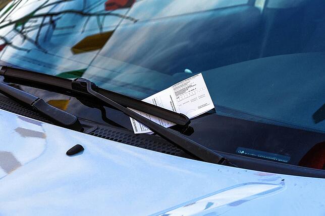 Ein Knöllchen unter dem Scheibenwischer eines Autos in der Schweiz (Symbolbild). Ein Autofahrer wurde 2019 wegen Überschreitung der ...