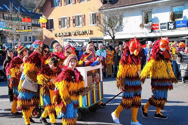 Bild 11: Bilder vom närrischen Treiben beim Treffen der Narren am Fasnachtsmontag in Stühlingen (Teil 2)