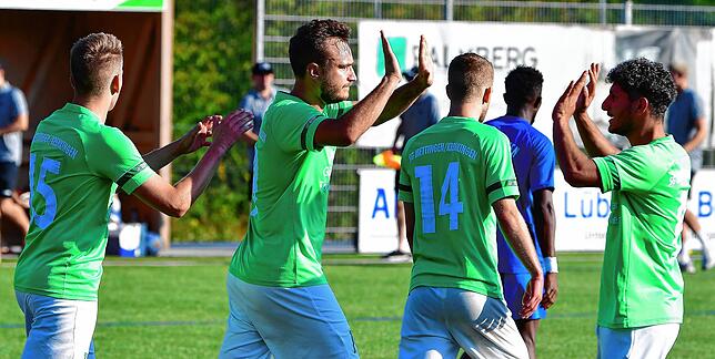 Umjubelter Punkt: Felix Kohler (links), Samuel Gantert (Nr. 14) und Ahmed Mao (rechts) gratulieren Moritz Erne zum verwandelten Strafstoß.