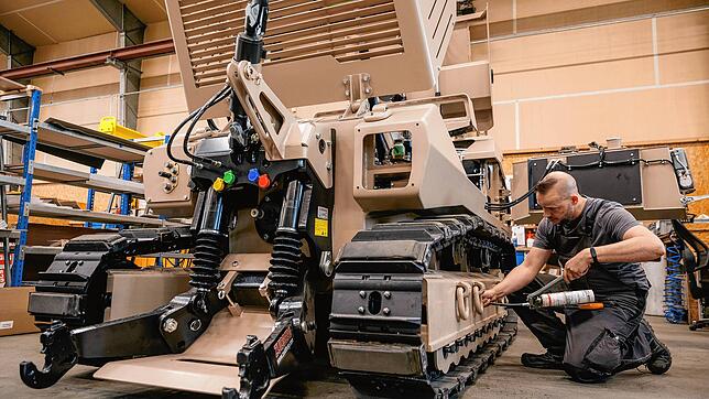 Ein Mitarbeiter des Maschinenbauers Global Clearance Solutions (GCS) arbeitet im Stockacher Werk an einem Räumfahrzeug. 40 Systeme und ...
