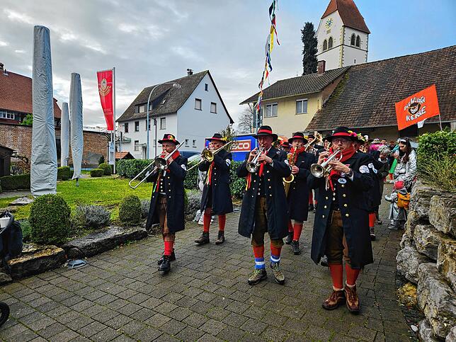 Bild 5: Schmotziger Dunschtig: Die Narren ziehen in Immenstaad durch die Straßen