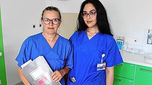 Hebamme Ursula Stolz mit dem Geburtenbuch und Ärztin Fatima El Hani (rechts) – sie haben zusammen eine Schicht absolviert, wie es nicht ...