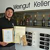 Der Erzinger Weinküfermeister Lorenz Keller konnte für seine Weine innerhalb von vier Wochen drei Auszeichnungen entgegen nehmen: Für ...