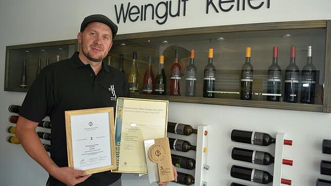 Der Erzinger Weinküfermeister Lorenz Keller konnte für seine Weine innerhalb von vier Wochen drei Auszeichnungen entgegen nehmen: Für ...