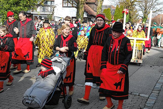 Narrenbaumstellen der Katzenzunft Kippenhausen. Vorher gibt es einen kleinen Umzug durch das Dorf. Bild: Claudia Wörner