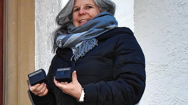 Will mehr Kultur in den Konstanzer Vorort Litzelstetten bringen: Jana Mantel mit einfachen Lochkameras.