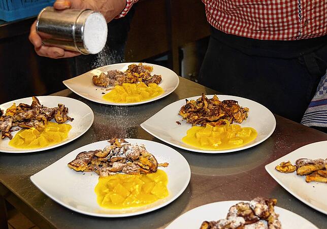 Das süße Finale des Weihnachtsmenüs: Kaiserschmarrn mit Orangensalat.