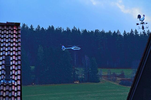 Ein Hubschrauber der Polizei fliegt gegen 10 Uhr ein.